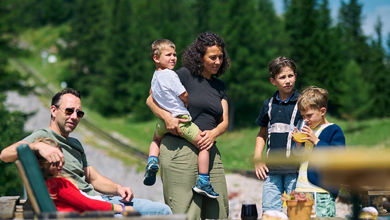 Familie ist in der Natur unterwegs