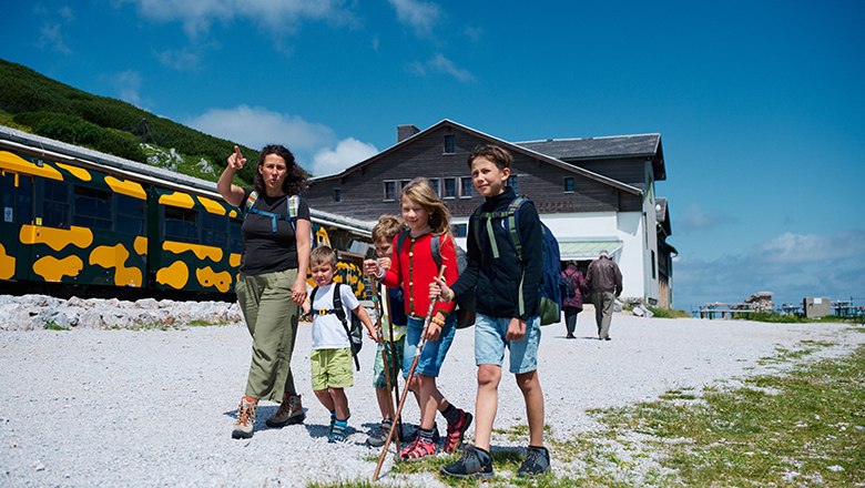 Familie geht an Salamanderzug vorbei