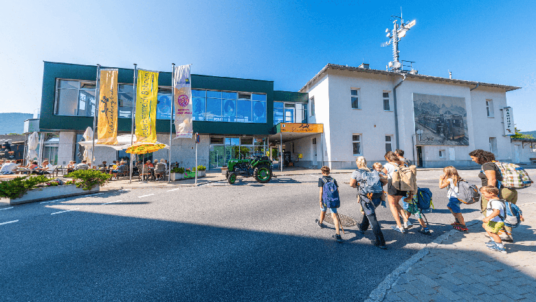 Groß und Klein gehen zum Infopoint am Bahnhof