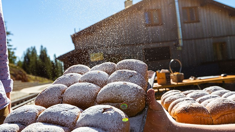 frische Buchteln mit Puderzucker bestreut